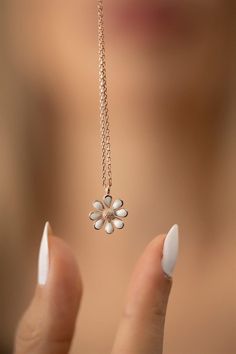 This minimalist rose gold daisy flower Necklaces for Women will be a perfect Christmas gift as a handmade summer ewellery for you or your best friend. Or it can a perfect gift option If you are looking for a natural daisy flower jewelry. Daisy pendant is made of 925K Sterling Silver with white leaves. Minimalist daisy necklace gold or silver daisy necklace will be a best gift ideas for your daughter or your mom or your loved ones as a wedding gift or anniversary gift. It can be great choice for Christmas Gifts For Mum, Daisy Pendant, Nature Necklace, Daisy Necklace, Necklace For Girlfriend, Classy Jewelry, Christmas Gift For Her, Women Christmas, Floral Necklace