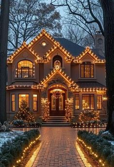 Winter Aesthetic Pictures, Fabulous Homes, Christmas Outdoors, Lights Decorations, Dream Ideas, Christmas Dreaming, 2024 Goals, Dream Life House, Creative Architecture