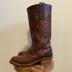 Gorgeous Vintage Boots Made By Frye In The 80s, Still In Good Condition! The Leather Is A Rich Brown With Little Cream Flower Inlays. Too Small For Me, My Loss Your Gain! Campus Boots, Cream Flower, Shoes Vintage, Cream Flowers, Vintage Boots, Frye Shoes, The 80s, Shoes Heels Boots, Shoes Women Heels