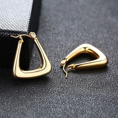 Preciosos aretes cuadrados ideales para un outfit casual de negocios.


.: pendientes cuadrados de moda
 .: ambiente vintage
 .: acero inoxidable


Los artículos listos para usar se envían en aproximadamente 7 días hábiles. Todas las joyas se envían en una caja de regalo de joyería de color artesanal lista para regalar.

 ¿Tiene preguntas? Consulte nuestra sección de preguntas frecuentes . Si necesita más ayuda, envíenos un mensaje a customercare@alquimajewelry.com . Modern Square Single Earring, Rectangular Earrings For Evening, Chic Square Jewelry For Formal Occasions, Classic Rectangular Party Earrings, Elegant Rectangular Clip-on Earrings For Formal Events, Rectangular Earrings For Formal Occasions, Elegant Square Tarnish Resistant Earrings, Elegant Square Tarnish-resistant Earrings, Classic Rectangular Evening Earrings