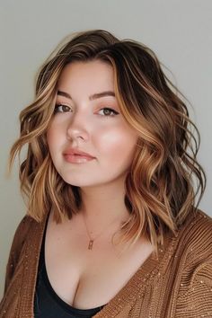 40 Beautiful Hairstyles For Fuller Faces That Will Enhance Your Natural Beauty #medium #length #hair #styles Fat Face Haircuts, Girl Hair Styles, Plus Size Hairstyles, Dark Blonde Highlights, Chubby Face Haircuts, Subtle Blonde Highlights, Choppy Bob Haircuts, Light Blonde Highlights, Elegant Updos