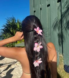 Island Hairstyles, Summer Picture Poses, Flowers In Her Hair, Island Girl, Summer Photos, Summer Pictures, Beach Aesthetic, Insta Photo Ideas, Beach Vibe