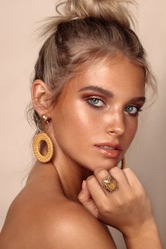 Maquillaje Glowy, Easy Clown Makeup, Editorial Make-up, Bronze Makeup Look, Beauty Fotografie, Beach Makeup, Wedding Hairstyles And Makeup, Ideas De Maquillaje Natural, Fashion Beauty Photography