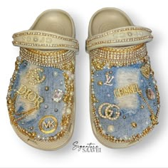 Description Of Product Hand Placed, Luxury Jibbitz, Pearls, And Rhinestones And Distressed Denim Patches 'One Of A Kind', Custom Designs Colors Used : Ivory & Gold Pearls And Rhinestone Gem Pieces Brand New Junior Crocs - Never Worn ** Tags Were Only Removed To Create Custom Designs** Junior's Size : J6 Fits True To Size Personalized Crocs Shoes, Decorated Crocs, Customized Crocs Shoes, Customize Crocs, Blinged Out Crocs, Croc Designs, Crocs Diy, Crocs Custom, Neon Nike Shoes