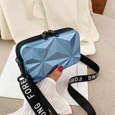 SPECIFICATIONStype5: crossbody bagstype4: Handbagstype3: bags 2021 womens brandtype2: shoulder bagstype: zara woman 2021style6: Fashionoccasions: It is suitable for leisure tourism and shoppingfeature2: shopping bags for boutiquefeature1: Leisure shopping bagcolor: Solid ColorStyle: FashionShape: BoxPlace Of Origin: GUANG DONG ProvincePlace Of Origin: GUANG DONG ProvincePattern Type: SolidOrigin: CN(Origin)Occasion: VersatileNumber of Handles/Straps: SingleModel Number: B40Main Material: PVCLini Mini Luggage, Tas Bahu, Small Suitcase, Hand Bags For Women, Leather Waist Bag, Suitcase Bag, Luggage Bag, Mini Handbags, Box Bag