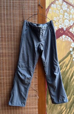 Good used condition, light stain (check all photos) MEASUREMENTS WAIST 40cm LEG OPENING 23cm INSEAM 77cm FULL LENGTH 103cm Gorpcore Pants, Womens Trousers, Womens Pants, Nike Acg, Light Stain, Nike Pants, Vintage Nike, Trousers Women, Nike Women