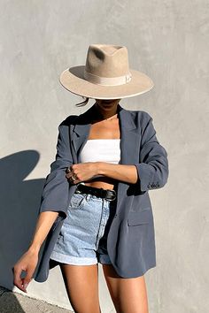 Wide Brim Hat Outfit Fall, Rancher Hat Outfits, Wool Hat Outfit, Rich Outfits Classy, Wide Brim Hat Outfit, Brim Hat Outfit, Hat Outfit Fall, Fall Hat Outfits, Rainy Outfit