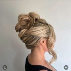 High Hairstyles Bun, Hairstyles For Junior Bridesmaids, International Hairstyles, Messy Updo Wedding, Hollywood Glamour Hair, High Updos, Wedding Hairstyle Ideas, College Hairstyles, Blonde Updo