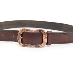 LENGHT: 125 cm WIDTH: 4 cm COLOR: Chestnut Brown LEATHER TYPE: Vegetable Leather MATERIAL: Made from %100 leather. DESIGN: Vintage BUCKLE: Tongued and Changeable GENDER: Unisex FIBO Mausolos Vintage Leather Belt Chestnut Brown with Changeable Buckle is a striking piece of fashion, made from 100% leather. Its 125 cm length and 4 cm width bring a perfect fit to your waist. Changeable buckle allows for custom-fitting, while unique chestnut brown color and vintage design make this belt an eye-catching addition to your wardrobe. Compatible FIBO buckles also give you the freedom to switch up styles for any occasion. Brown Leather Belts With Antique Buckle, Brown Leather Belt With Antique Buckle, Adjustable Brown Belt With Buckle Closure, Brown Leather Antique Belt Buckle, Brown Leather Belt Buckles With Antique Buckle, Brown Leather Belt Buckle With Antique Detail, Brown Leather Belt Buckle With Antique Design, Brown Leather Belt Buckle With Antique Style, Adjustable Brown Leather Belt