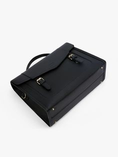 La Julie- Sacoche Vintage en Cuir Vegan incarne la vision d'Ecosusi de l'esprit vintage et de l'élégance classique. Ce sac de luxe est fabriqué avec du cuir végétalien noir. Volyaire et magnifiquement construit, la grande mallette vintage est équipée de plusieurs compartiments pour chaque jour et des escapades, encore améliorée par le matériel de laiton antique et un volet spécialement conçu. Le bandoulière réglable et détachable permet de transporter la pièce d'origine à la main, sur l'épaule, Vintage Briefcase, Frequent Traveler, Vegan Leather Bag, Luxury Bag, Black Vegan, Xiamen, Strap Tops, Classic Elegance, Luxury Bags