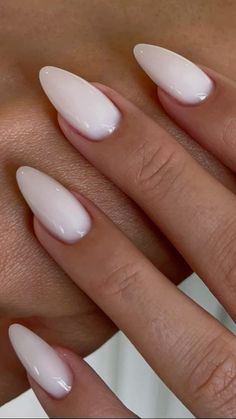 It Girl Nails Aesthetic, Badem Nokti, Coconut Milk Nails, American White Nails, Almond White Nails Design, Almond Nails White Design, Nails Soft White, Almond White Nails, White Nails Almond