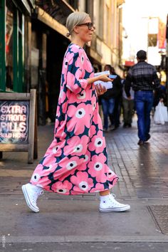 Marimekko Outfit, Outfits For The Summer, Flower Prints Fashion, Summer Fashion Inspiration, Huge Flowers, Summer Street Style, Textile Printing, Fabric Printing, Looks Street Style