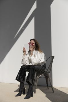 Patent Leather Pants, Leather Pants Outfit, Feminine Blouses, Ideas For Instagram Photos, 인물 사진, Inspiration Mode, Looks Style, Mode Inspiration, Fashion Poses