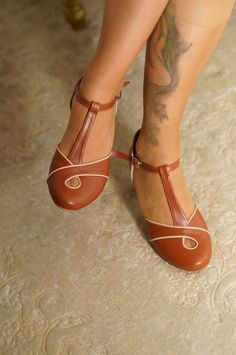 70s Dance, Swing Dancing, Womens Mary Janes, Dancing Shoes, Shoes Vintage, Brown Shoes, Elegant Shoes, Beige Shoes, Retro Women