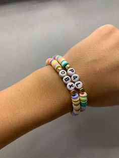 This is an Outer Banks inspired bracelet set. It's beach, tropical and very aesthetic. P4l Bracelet, Outer Banks Bracelets Diy, Outer Banks Inspired Bracelets, Outer Banks Bracelets, Outer Banks Jewelry, Obx Stuff, Bracelet Business, Inspired Bracelets, Very Aesthetic