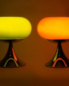 two different colored lamps sitting next to each other