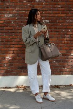 Neutral Blazer, Outfit Minimalista, Oversized Blazer Outfit, Looks Adidas, Blazer Outfit, Sincerely Jules, Spring Ideas, Spring Look, Style Edit