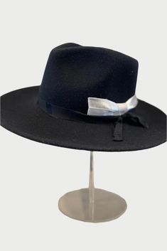 A dark blue wide-brimmed hat Perfect White Tee, White Bow, Framed Gifts, Beautiful Hats, Zadig And Voltaire, Leather Band, Zero Waste, Frame Design, For Life