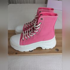 New With Box Berness Womens Pink Canvass High-Top Sneakers W\ White Sole Size 6 . Nike Shoes High Tops, Coach Tennis Shoes, Womens High Top Shoes, Sneakers Multicolor, Nike Air Max Excee, Hightop Sneakers, Converse Chuck 70, Grey Sneakers, Sneaker Shoes