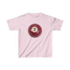 Rotes 7-Ball-Baby-T-Shirt! Poolrotes 7-Ball-Design im Vintage-Stil, gedruckt auf einem leichten Baby-T-Shirt im 90er-Jahre-Stil. Bitte lesen Sie die vollständige Produktbeschreibung unten, bevor Sie bestellen. ✩ GRÖSSE ✩ * Klassisches Baby-T-Shirt im 90er-Jahre-Stil (beachten Sie, dass es sich hierbei nicht um ein verkürztes Modell handelt). * Wir empfehlen eine größere Größe für eine lockerere Passform bzw. eine kleinere Größe für eine engere Passform * Wir haben Maße angegeben - wir empfehlen, die Maße anhand eines Hemdes zu messen, das Sie bereits besitzen und das Sie lieben, um die perfekte Passform zu erhalten. * Alle Shirts sind Unisex und fallen der Größe entsprechend aus. * Haftungsausschluss: Dies sind Jugend-T-Shirts, die die perfekte Passform für Baby-T-Shirts der 90er Jahre bie Disco Ball Print, Crop Top Aesthetic, Gothic Baby, Y2k Graphic Tees, Pastel Goth Outfits, Top Aesthetic, Y2k Harajuku, Tøp Aesthetic, Cute Summer Tops