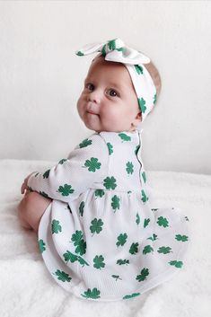 Long Sleeve Dress with matching bloomer. Waffle fabric. 100% Organic Waffle Cotton. This adorable Organic Waffle Simple Dress & Bloomer, Clover set is perfect for your little baby girl this St. Patrick's Day!