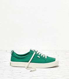 From the tropical Tijuca Forest to Jardim Botânico’s lush foliage, the color green is deeply embedded in Rio’s DNA. The OCA Low Green features a vibrant green, that encapsulates the spirit of Cariuma and the natural beauty of Rio’s mountains and forests. Sneaker For Women, Canvas Sneakers Men, Canvas Sneakers Womens, Shoes Too Big, Toes Designs, Green Sneakers, Sneaker Men, Shoe Closet, Low Sneakers