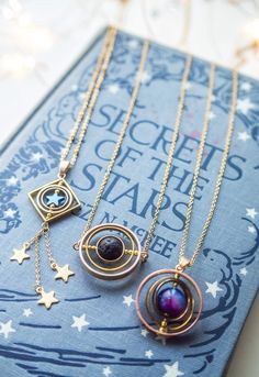 If you like astronomy, galaxies and outer space, this spinning necklace is the perfect accessory for you. This beautiful piece is made with 3 gold plated brass, elegantly placed one inside the other to create a pendant inspired by the planetary galactic orbits. The inner bead is handmade with a graceful mixture of resin and glitter, imitating the tones of the galaxies of outer space. You can spin the planet necklace! It's truly satisfying and entertaining to spin while you're wearing it! It's al Astral Jewelry, Astronomy Necklace, Nebula Necklace, Spinning Necklace, Shooting Star Necklace, Space Necklace, Galaxy Jewelry, Galaxy Necklace, Astrology Jewelry