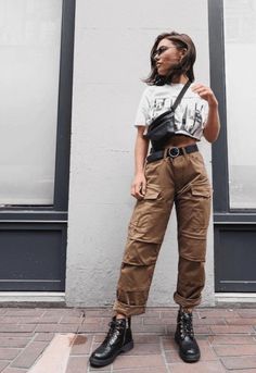 Paper Bag Cargo Pants Outfit, Ballon Cargo Pants Outfit, Carptener Pants Outfit, Womens Baggy Cargo Pants, Crop Cargo Pants Outfit, Cargo Boots Outfit, Baggie Cargo Pants Outfit, Utility Pants Women Outfit, Ladies Cargo Pants Outfit