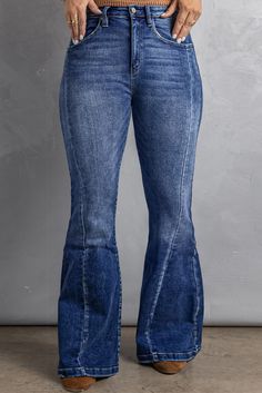 These flared jeans are ideal for informal events and are widely favored by women. The stitching and washed denim fabric add a retro touch, making them a fashionable choice for your clothing collection. The high-rise waist and bell-bottom design complement your leg shape and create a trendy silhouette. Team these jeans with a casual top, a blouse, or a hoodie for a chic and stylish ensemble. Size Chart (INCH) Sizes Waist Hip Bottoms Inseam Outseam Relax Relax Relax Relax Relax 1X 33.5 43.3 26.0 3 Blue Flare Jeans, Fashion Bottoms, Jean Flare, Dark Blue Jeans, Washed Denim, Look Vintage, Plus Size Jeans, Flared Jeans, Jeans Flare