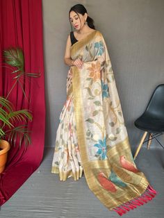 This festival season, add a touch of elegance and grace to your wardrobe with our astonishing off-white and golden digital printed silk event wear saree. Crafted from high-quality chanderi silk material, this saree boasts a mesmerizing combination of off-white and golden colors that exude sophistication and luxury.
The highlight of this saree is the exquisite 3D digital print work, which adds a unique and contemporary twist to the traditional attire. The intricate zari weaving work with rich pal Katha Stitch, Indo Western Saree, Off White Saree, Floral Saree, South Indian Sarees, Chanderi Silk Saree, Lehenga Style, Kalamkari Saree, Party Kleidung