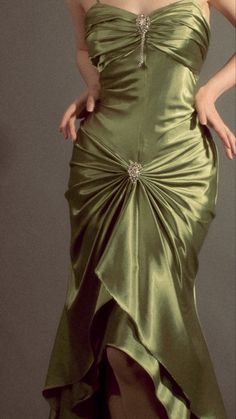 Aesthetic Vintage Prom Dress, Viral Green Dress, Emerald Green Vintage Dress, Aesthetic Prom Dress Green, Pretty Green Prom Dresses, Eccentric Prom Dresses, Vintage Designer Dresses Haute Couture, Baby Doll Prom Dress, Hoco Green Dresses