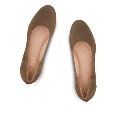 Enduring as ever, our Vera ballet flats are sweet and simple and totally timeless. In our signature waterproof suede, custom cushioned insole in new fall hues, this is a fun flat for everyday and every occasion. Details: Approximately 1/2" heel Textured Italian leather suede upper Leather lined Sacchetto (inside stitch) for extra-flex and maximum comfort All around top edge stretch & slip-on for easy entry and fit Cushioned memory foam insole with arch support Leather sole w/ rubber patch fo Suede Slip-on Ballet Flats For Fall, Casual Ballet Flats With Removable Insole And Low Heel, Everyday Closed Toe Ballet Flats With Removable Insole, Cushioned Ballet Flats With Flat Heel, Everyday Cushioned Ballet Flats, Everyday Closed Toe Flats With Arch Support, Cushioned Everyday Ballet Flats, Brown Suede Almond Toe Flats, Fall Suede Flats