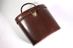 The cute XL lunchbox brown leather bag will accentuate any outfit. Ample room to hold your belongings. Soft brown leather on the outside and black fabric on the inside. Brown leather top handle and latch closure. This bag has not been used. It is a prototype of designer. Ref: B0524 Condition: Near Mint Size: 29cm L X 22,5cm H X 13cm D More vintage handbags in my online shop: http://www.vintagecarwen.com Retro Leather Box Bag For Travel, Brown Tote Box Bag For Formal Occasions, Vintage Leather Box Bag For Office, Brown Formal Tote Box Bag, Formal Brown Tote Box Bag, Vintage Brown Tote Box Bag, Vintage Top Handle Box Bag For Office, Retro Brown Briefcase For Formal Use, Vintage Brown Leather Box Bag