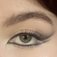 a duel winged smokey eye Sixties Eye Makeup, Priscilla Presley Makeup Style, Vintage Siren Makeup, Vintage Cat Eye Makeup, Priscilla Presley 60s Makeup, Hooded Eye 60s Makeup, 70s Hooded Eye Makeup, Sixties Makeup Eye, Cat Eye On Round Eyes