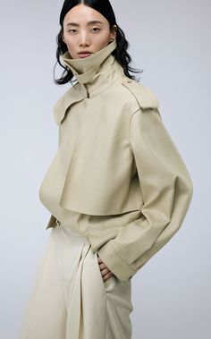 The classic elements of the windbreaker, such as the windshield and the design of the shoulder loops, make it a sense of neatness, the intentionally unwrapped hem adds unruly and free and easy. Fabric: Silk 100% Short Trench Coat, Hoodie Vest, Bodysuit Dress, Long Trench, Long Trench Coat, Woolen Coat, Suit Accessories, Edgy Look, Fabric Silk