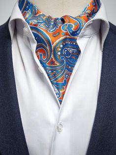 Men’s ascots – single pointed paisley cravat in 100% silk.
Things are often today more casual, and an ascot tie is a great way to not look sloppy but elegant. In terms of patterns and strong colors, you can be brave because it’s a more casual accessory and of course, you always want to try to match the ascot with your look. So, with a patterned cravat like this one it’s a good idea to wear a solid shirt or a small patterned shirt, with a solid jacket to create a harmonious outfit. Mens Ascot Outfit, Prom Outfits Men, Mens Ascot, Blazer Outfits Men, Ascot Ties, Polished Casual, Lapel Flower, Mens Sport Coat, Patterned Shirt