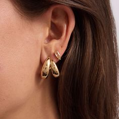 The epitome of understated elegance, these sleek sculptural gold hoops have a two-in-one impact, with an equally lightweight sensibility to them. Minimalist Hoop Earrings With Shiny Finish For Formal Occasions, Gold Minimalist Huggie Earrings For Formal Events, Gold Minimalist Huggie Earrings For Formal Occasions, Modern Gold Plated Hoop Earrings For Formal Events, Modern Gold Plated Hoop Earrings For Formal Occasions, Modern Gold-tone Huggie Earrings For Pierced Ears, Chic Gold-tone Hoop Earrings For Formal Occasions, Modern Rose Gold Huggie Earrings, Modern Gold Hoop Earrings With Shiny Finish