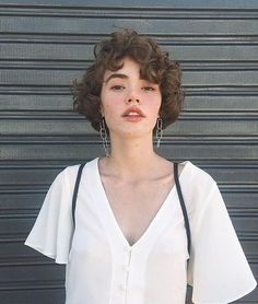 Short Curly Cuts, Hairstyles Trending, Penteado Cabelo Curto, 2020 Trends, Short Haircut, Trending Hairstyles