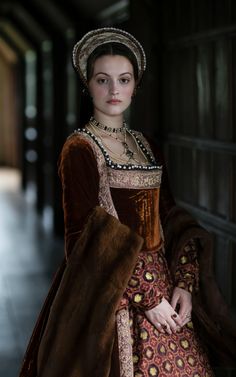 Katherine Howard from Lucy Worsely's "Six Wives". Lucy Worsley, Catherine Howard, Tudor Dress, Tudor Costumes, Tudor Fashion, Katherine Howard, Tudor Period, Patron Vintage, Tudor Era