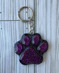 This cute purple on gold paw print could be for your favorite colors, or black and gold shaped heart , football team or you're a dog lover ... these keychains are made out of resin. They are hung on a chain with an eternal ring. Resin Keychain Football, Paw Print Keychain, Purple Resin, Summer Rose, Football Teams, Schwarz Gold, Long Periods, Purple Glitter, School Colors