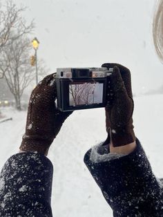 Snow Vision Board, Photo Idea In Snow, December Aesthetic Christmas, Winter Aesthetic Photography, Christmas Photo Ideas Aesthetic, Christmas Aesthetic Photography, Photo Ideas In Snow, Christmas Photos Aesthetic, Cold Christmas Aesthetic