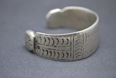 Old Berber Bracelet Silver - 1920s , Antique Moroccan Bracelet Dispose de ------ Matériel ◈ : silver  Région de ◈ : Afrique, mauritania La culture ◈ :Bijoux africain, Bijoux berbère,Bijoux touareg Nom vernaculaire ◈ : bracly ◈ utiliser : la parure des femmes ◈ technique  Poids ◈ : 95 g  Longueur diametre ◈ :7 cm  Largeur ◈ : 2.7 cm  FREE EXPRESS SHIPPING Vintage Handmade Sterling Silver Bracelet In Antique Silver, Antique Adjustable Sterling Silver Bangle Bracelet, Antique Handmade Adjustable Sterling Silver Bracelet, Antique Etched Adjustable Cuff Bracelet, Adjustable Antique Sterling Silver Bangle Bracelet, Adjustable Antique Sterling Silver Bangle, Adjustable Antique Silver Hallmarked Bracelets, Antique Adjustable Bracelets For Wedding, Antique Adjustable Wedding Bracelets