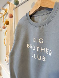 These big sibling sweatshirts would make the perfect baby/pregnancy announcement for a big brother to be to wear or as a gift for a new brother to be!   Available in sizes 6 to 12 months all the way up to 9-10 years. These jumpers come in light/pastel blue as standard as seen in the photo. If you would rather navy blue or peach, please see our other listings.    Also available in navy blue and white t-shirts (see other items). Suitable for machine washing. Wash inside out on cool, air dry and do Big Sibling Announcement, Sibling Pregnancy Announcement, Big Brother To Be, Pregnancy Announcement Family, Pregnancy Announcement Big Sister