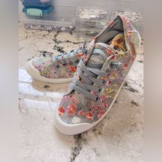 Blowfish Floral Sneakers Size 6 - Malibu Design Nwot - Never Worn Malibu Design, Blowfish Shoes, Floral Sneakers, Womens Shoes Sneakers, Shoes Sneakers, Size 6, Women Shoes, Sneakers, Grey