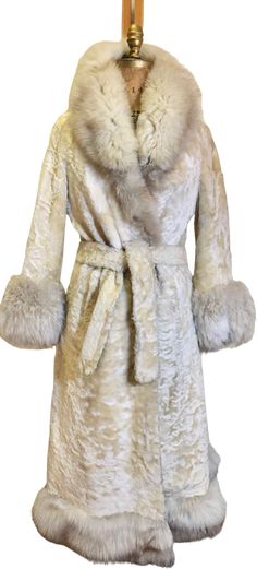 Sweater Mittens, Winter Fur Coats, 70s Women, Coat White, Spring Fits, Fox Fur Coat, Equestrian Style, Vintage Coat