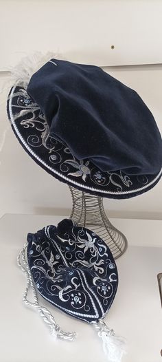 Renaissance beret is decorated with machine embroidery. the size of the beret is 57 - 58centimeters per head circumference Hat diameter is cca 32 centimeter. you will receive a beautiful embroidered bag with the hat. Tudor Clothing, Historical Cosplay, Aesthetic Hats, Embroidered Beret, Medieval Dress Pattern, Medieval Hats, German Costume, Historical Hats, Woman Hat