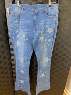 Classically styled jeans that has been customized with stunning AB rhinestones for a glamorous style statement Styled Jeans, 3d Forms, Rhinestone Jeans, Bling Jeans, Diy Rhinestone, Glamorous Style, Jeans Kids, Womens Jeans, Star Studs