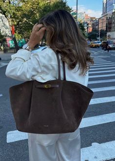 Suede Bag Outfit, Uni Bag, Purse Outfit, Fall Bags, Suede Purse, Brown Outfit, Brown Handbag, Outfit Trends