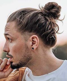 Thick Hair Ponytail. These fresh men’s ponytail hairstyles are attractive choices that exude masculinity and confidence for a cool look. Mens Top Knot, Long Hair Shaved Sides, Knot Hairstyle, Man Ponytail