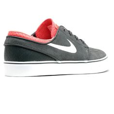 Este es el calzado característico del piloto del equipo Nike SB Stefan Janoski, el Nike SB Zoom Janoski. Cuentan con un diseño minimalista con exceso de acolchado alrededor del cuello/lengüeta, puntera perforada, amortiguación Zoom Air y una suela exterior de goma duradera.
 Características:

 Empeine de ante natural
 Forro interior de tela
 Plantilla interna de gomaespuma articulada blanda
 Tecnología de amortiguación por zonas Zoom Air de Nike
 El área condensada "olly" (calcetín)
 Cordones pl Electric Skateboard Kit, Board Skateboard, Nike Sb Stefan Janoski, Quad Skates, Nike Sb Zoom, White Nike Shoes, Stefan Janoski, Youth Clothing, Complete Skateboards